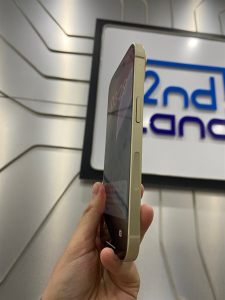 Điện thoại iPhone 15 - LL/A - 256GB - IOS 18.3.1 - Pin 82% - Màu vàng - Ngoại hình: 98% - Body 2