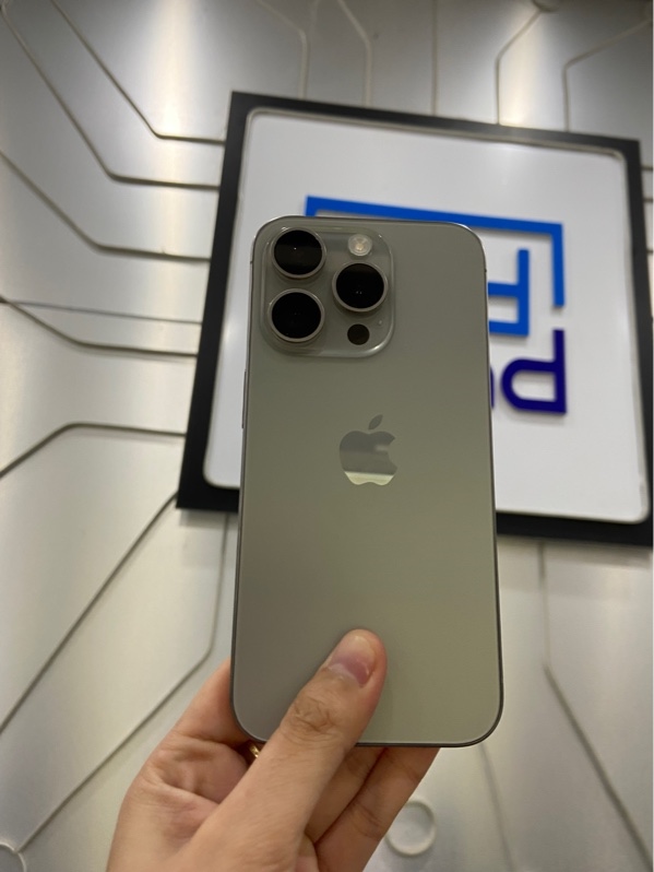 Điện thoại iPhone 15 Pro - LL/A - 128GB - Pin 99% - Màu titan - Ngoại hình: 98% - Trầy viền dưới , màn xước dăm - Body