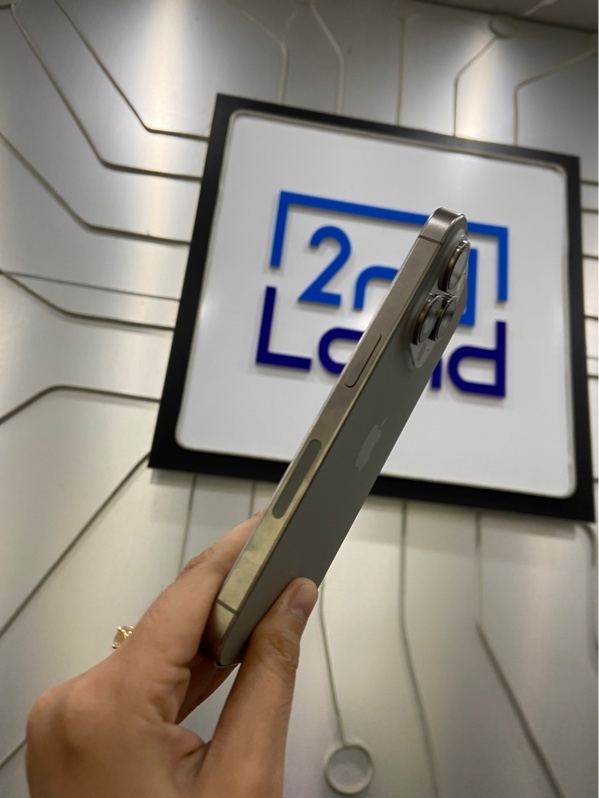 Điện thoại iPhone 15 Pro - LL/A - 128GB - Pin 99% - Màu titan - Ngoại hình: 98% - Trầy viền dưới , màn xước dăm - Body