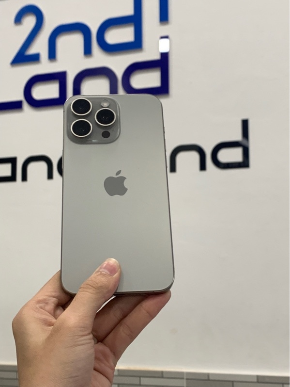 Điện thoại iPhone 15 Pro Max - LL/A - 256GB - Màu titan tự nhiên - Pin 88% chu kì sạc 409 lần - Ngoại hình: 98% - Màn xước mèo - Body