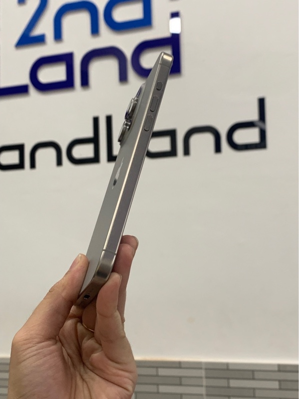 Điện thoại iPhone 15 Pro Max - LL/A - 256GB - Màu titan tự nhiên - Pin 88% chu kì sạc 409 lần - Ngoại hình: 98% - Màn xước mèo - Body