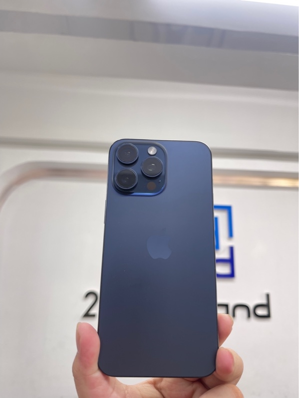 Điện thoại iPhone 15 pro max - LL/A - IOS 26.6.2 - 512gb - Màu xanh - Pin thay 100% - Ngoại hình 97.5% - Body