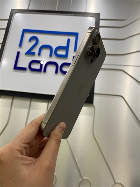 Điện thoại iPhone 15 Promax - KH/A - 256GB - Pin 83% - Chu kì sạc 492 lần - Màu Titanium - Ngoại hình: 98% - Màn xước dăm phải - Body 1