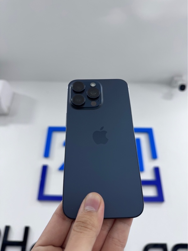 Điện thoại iPhone 15 promax - LL/A - 1TB - ios 27.0.1 - Màu xanh Titan - Pin 88%, 775 chu kì sạc - Ngoại hình 97% - trầy xước, màn ép kính - Body