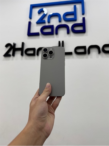 Điện thoại iPhone 15 Promax - LL/A - 256GB - IOS 26.0.1 - Pin 100% đã thay new - Màu titan tự nhiên - Ngoại hình 97% - Màn 1 chấm pixel nhỏ không ảnh hưởng , đã thay lưng - Body