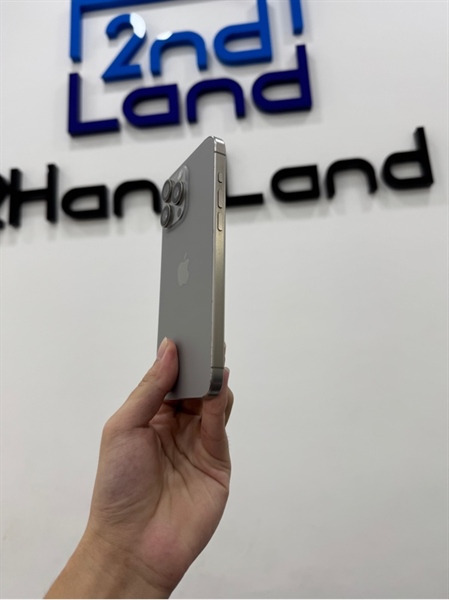 Điện thoại iPhone 15 Promax - LL/A - 256GB - IOS 26.0.1 - Pin 100% đã thay new - Màu titan tự nhiên - Ngoại hình 97% - Màn 1 chấm pixel nhỏ không ảnh hưởng , đã thay lưng - Body 1