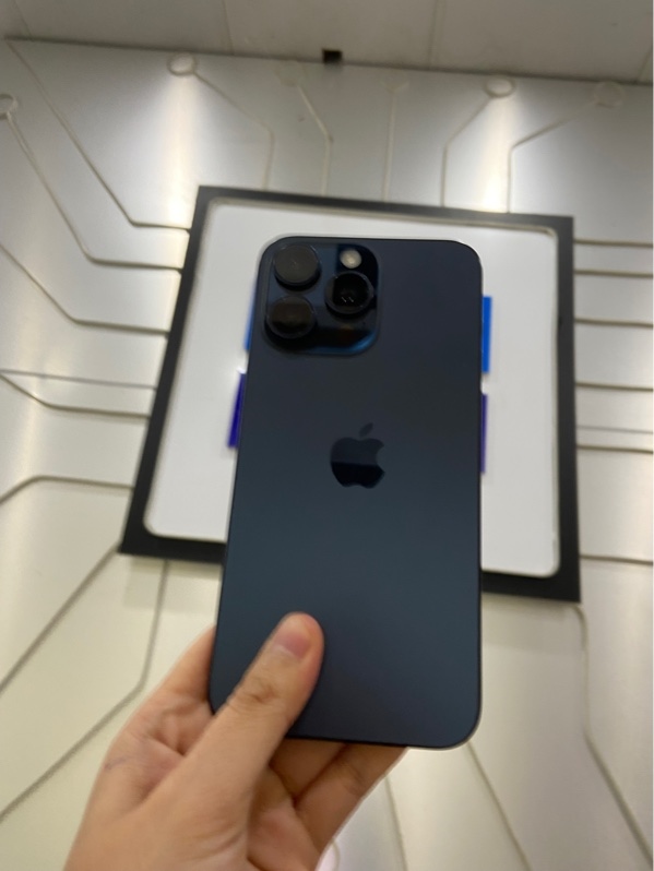 Điện thoại iPhone 15 Promax - LL/A - 256GB - Pin 100% Đã Thay - Màu xanh - Ngoại hình: 97% - Màn ám vàng nhẹ, xước viền + thân - Body