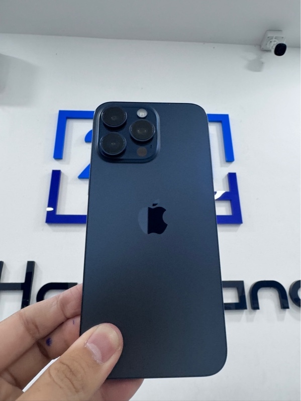 Điện thoại iPhone 15 promax - LL/A - ios 26.5.2 - 256GB - Màu xanh titan - Pin thay 100% - Ngoại hình 98% - Viền xước nhẹ - Body