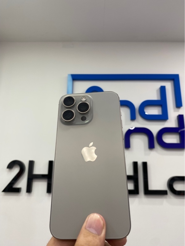 Điện thoại iPhone 15 Promax - Máy mã N - Ios 27.0 - LL/A - 256GB - Pin: 88% - Chu kỳ 625 - Màu titan tự nhiên - Ngoại hình: 98% - Màn xước dăm - Kèm Box