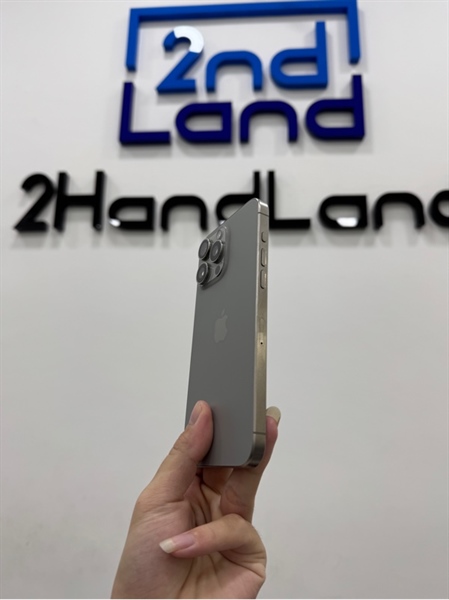 Điện thoại iPhone 15 Promax - VN/A - 256GB - IOS 26.2 - Pin 85% - Màu titan tự nhiên - Ngoại hình 97% - Màn trầy mèo - Kèm Box 1