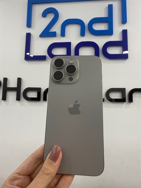 Điện thoại iPhone 15promax - VN/A - IOS 26.0 - 256GB - Màu titan - Pin 84% chu kỳ sạc 366 - Ngoại hình 98% - Màn xước , vàng viền nhẹ - Kèm sạc