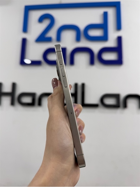 Điện thoại iPhone 15promax - VN/A - IOS 26.0 - 256GB - Màu titan - Pin 84% chu kỳ sạc 366 - Ngoại hình 98% - Màn xước , vàng viền nhẹ - Kèm sạc 1