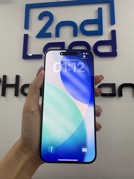 Điện thoại iPhone 15promax - VN/A - IOS 26.0 - 256GB - Màu titan - Pin 84% chu kỳ sạc 366 - Ngoại hình 98% - Màn xước , vàng viền nhẹ - Kèm sạc 2