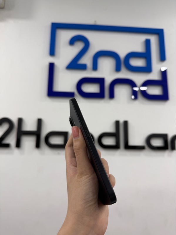 Điện thoại iPhone 16 - KH/A - ios 26.5 - 128GB - Màu đen - Pin 89% chu kì sạc 481 - Ngoại hình 97% - viền xước , cấn nhẹ , viền cam xước - Kèm sạc linh kiện