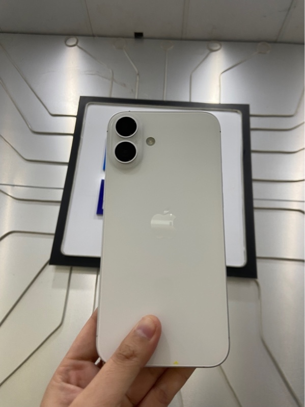 Điện thoại iPhone 16 Plus - LL/A - 128GB - Pin 92% - Màu trắng - Ngoại hình: 98% - Màn đánh kính - Body