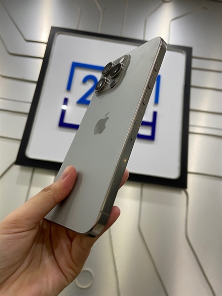 Điện thoại iPhone 16 Promax - VN/A - 256GB - Pin 100% - Chu kì 174 lần - Màu titan tự nhiên - Ngoại hình: 98% - Bị hằn dấu ốp lưng - Body 2