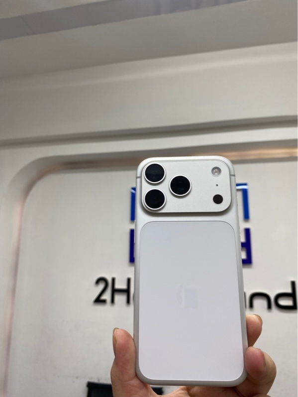 Điện thoại iPhone 17 pro - ZP/A - IOS 26.6.1 - 256gb - Màu trắng - Pin 100% chu kỳ sạc 59 - Ngoại hình 98% - Body - Còn bảo hành 01/06/2027