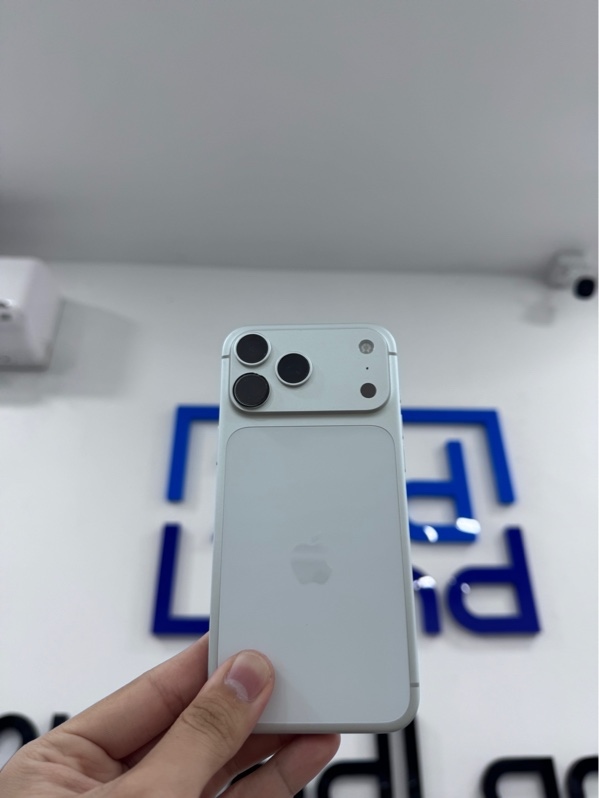 Điện thoại iPhone 17 Promax - LL/A - 256Gb - iOS 26.6.2 - Màu trắng - Pin 100%, chu kỳ sạc 111 - Ngoại hình 97,5% - Kính cam sau nứt - Kèm box - Còn BH hãng tới 26/3/2027