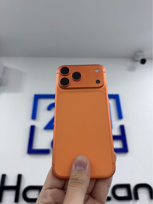 Điện thoại iPhone 17 Promax - ZP/A - 256GB - iOS 26.5.1 - Màu cam - Pin 100%, chu kỳ sạc 128 - Ngoại hình 97,5% - Lưng hằn ốp, viền dính keo, có 1 vết tróc sơn nhẹ - Body - Còn BH hãng tới 11/06/2027, không bill