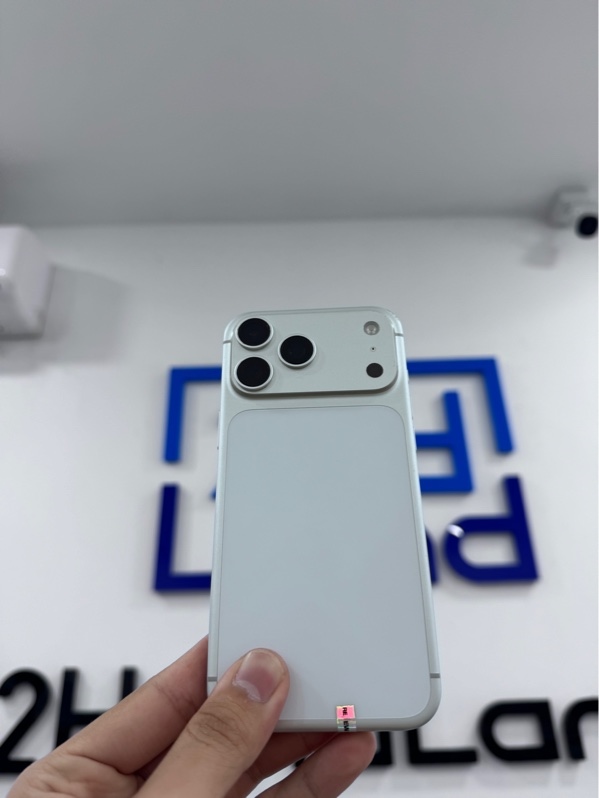 Điện thoại iPhone 17 Promax - ZP/A - 256GB - iOS 27 - Màu trắng - Pin 100%, chu kỳ 155 - Ngoại hình 97,5% - Góc viền có vết trầy rõ - Kèm box - Còn bảo hành hãng tới 18/05/2027, còn bill