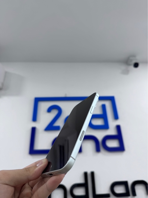 Điện thoại iPhone 17 Promax - ZP/A - 256GB - iOS 27 - Màu trắng - Pin 100%, chu kỳ 155 - Ngoại hình 97,5% - Góc viền có vết trầy rõ - Kèm box - Còn bảo hành hãng tới 18/05/2027, còn bill