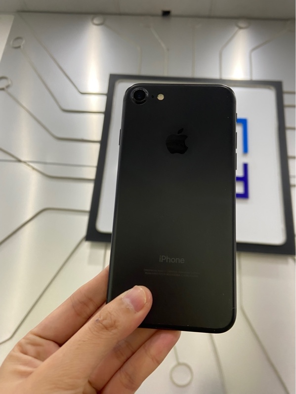 Điện thoại iPhone 7 - LL/A - 32GB - Pin 82% đã thay - Màu đen - Ngoại hình: 97% - Đã thay main, màn xước nhẹ, màn ám viền xanh - Body - không bảo hành