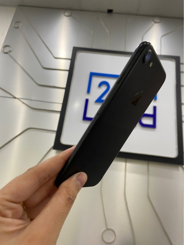 Điện thoại iPhone 7 - LL/A - 32GB - Pin 82% đã thay - Màu đen - Ngoại hình: 97% - Đã thay main, màn xước nhẹ, màn ám viền xanh - Body - không bảo hành