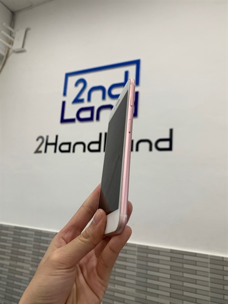 Điện thoại iPhone 7 Plus - LL/A - 32GB - Màu vàng hồng - Pin 95% chu kì sạc 47 lần - Ngoại hình: 97% - Trầy xước, cam sau đốm + linh kiện, màn hở sáng + ám hồng nặng + trầy - Body 1