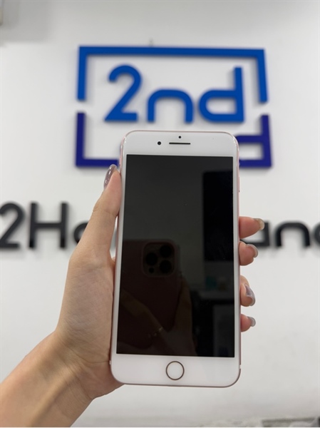 Điện thoại iPhone 7 Plus - LL/A - IOS 15.8.2 - 32GB - Màu hồng - Pin thay 100% - Ngoại hình 97% - Màn ám hồng , kính xước lông mèo , viền xước nhẹ , cấn nứt 1 góc - Kèm sạc 2