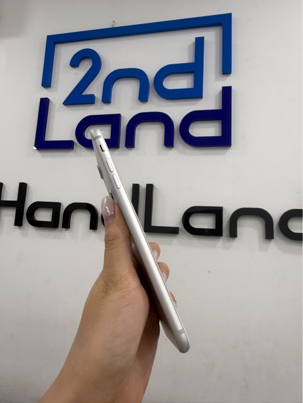 Điện thoại iPhone 7 plus - LL/A - IOS 15.8.3 - 128GB - Màu bạc - Pin thay 100% - Ngoại hình 97% - Hở màn , màn trầy xước nhiều , ám hồng , móp khe sim , lưng trầy xước móp , viền trầy , máy thay vỏ LK - Kèm sạc linh kiện