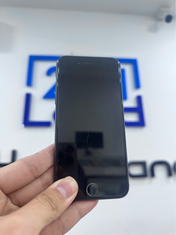 Điện thoại iPhone 7 - ZP/A - IOS 15.8.3 - 128Gb - Màu đen - Pin 88% - Ngoại hình 96% - trầy xước, màn ám vàng, cam sau đốm,cần gạt rung không hoạt động - Body