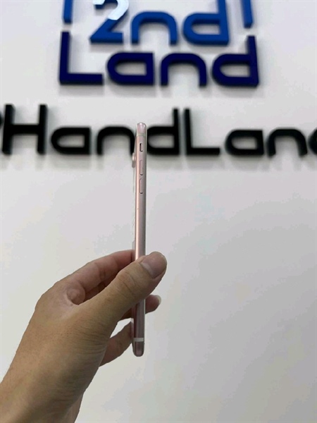 Điện thoại iPhone 7plus - LL/A - IOS 15.8.3 - 32GB - Màu hồng - Pin 100% - Ngoại hình 97% - Sườn nứt , viền màn ám hồng - Kèm sạc 1