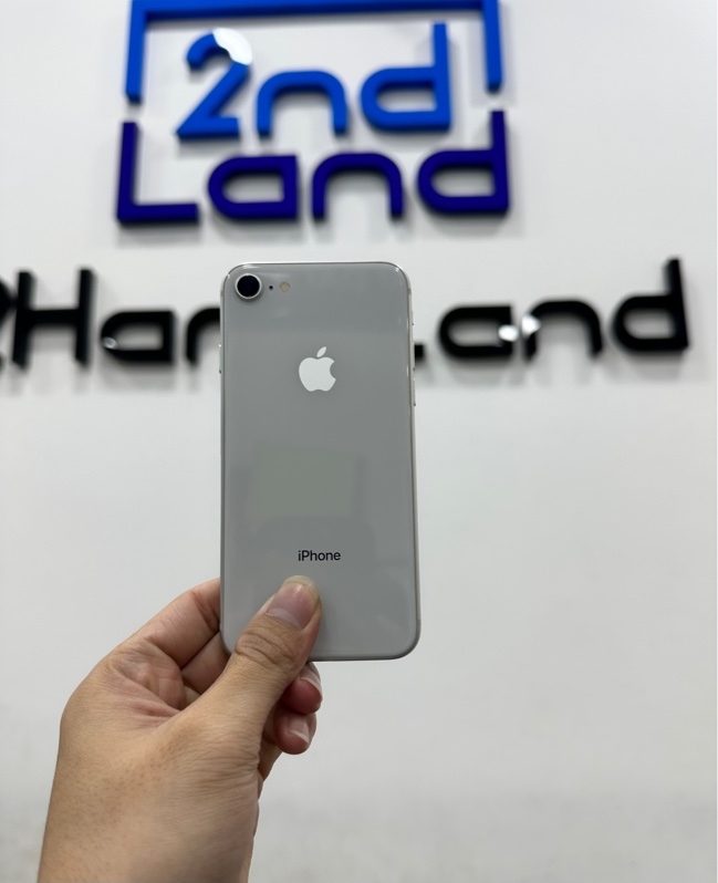 Điện thoại iPhone 8 - LL/A - 64GB - IOS 16.7.2 - Pin 100% thay new - Màu bạc - Ngoại hình 97% - Màn ám theo thời gian sử dụng, mẻ kính lưng nhẹ xíu - Body