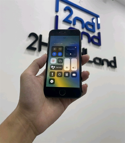 Điện thoại iPhone 8 - LL/A - 64GB - IOS16.0 - Pin 100% đã thay - Màu đen - Ngoại hình 96% - Màn ám phản quang nhẹ , máy trầy nhiều - Body 2