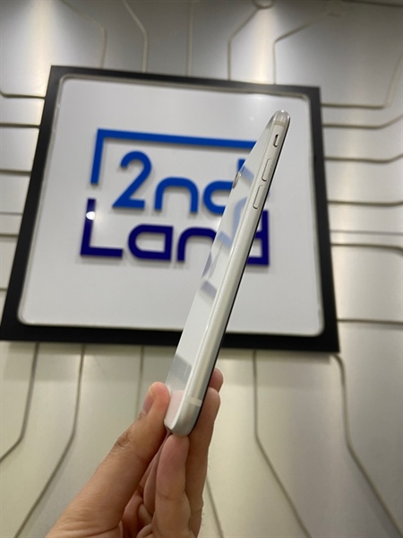 Điện thoại iPhone SE Gen 2 2020 - KH/A - 64GB - Pin 100% thay new - Màu trắng - Ngoại hình: 97% - Sườn cấn, cam trước và sau thay, phản quang nhẹ - Body 1