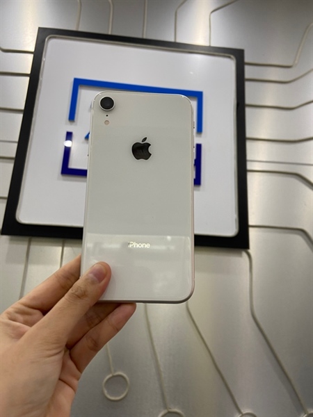 Điện thoại iPhone XR - LL/A - 64GB - IOS 18.6.2 - Máy lock - Pin 93% - Màu trắng - Ngoại hình: 97% - Đã thay lưng, ám xanh, ép kính - Body