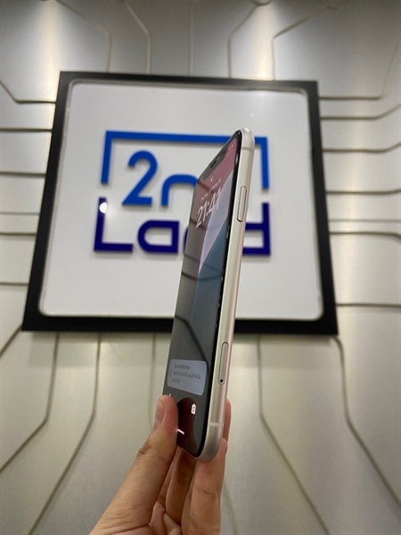 Điện thoại iPhone XR - LL/A - 64GB - IOS 18.6.2 - Máy lock - Pin 93% - Màu trắng - Ngoại hình: 97% - Đã thay lưng, ám xanh, ép kính - Body 2