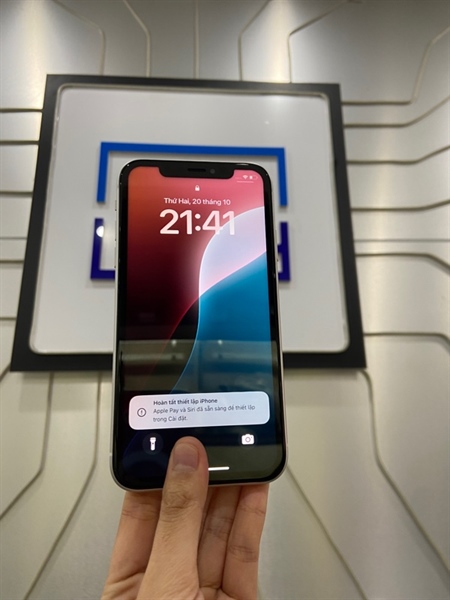 Điện thoại iPhone XR - LL/A - 64GB - IOS 18.6.2 - Máy lock - Pin 93% - Màu trắng - Ngoại hình: 97% - Đã thay lưng, ám xanh, ép kính - Body 3
