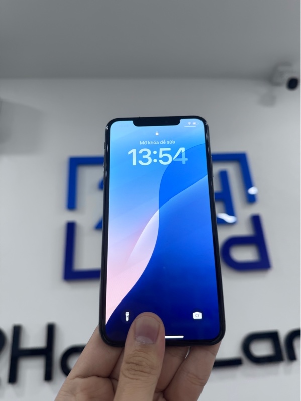 Điện thoại iPhone XS max - LL/A - 64GB - ios 18.7.9 - Màu đen - Pin thay 100% - Ngoại hình 97% - Màn ép kính, lưu ảnh, trầy xước - Body