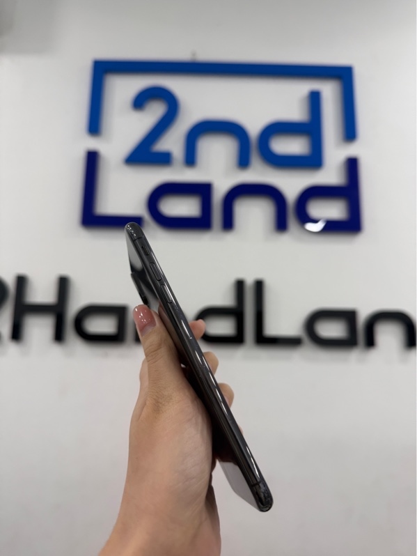 Điện thoại iPhone Xs Max - LL/A - IOS 18.7.9 - 64GB - Màu đen - Pin 100% linh kiện - Ngoại hình 97% - Màn ép kính , trầy xước - Kèm sạc