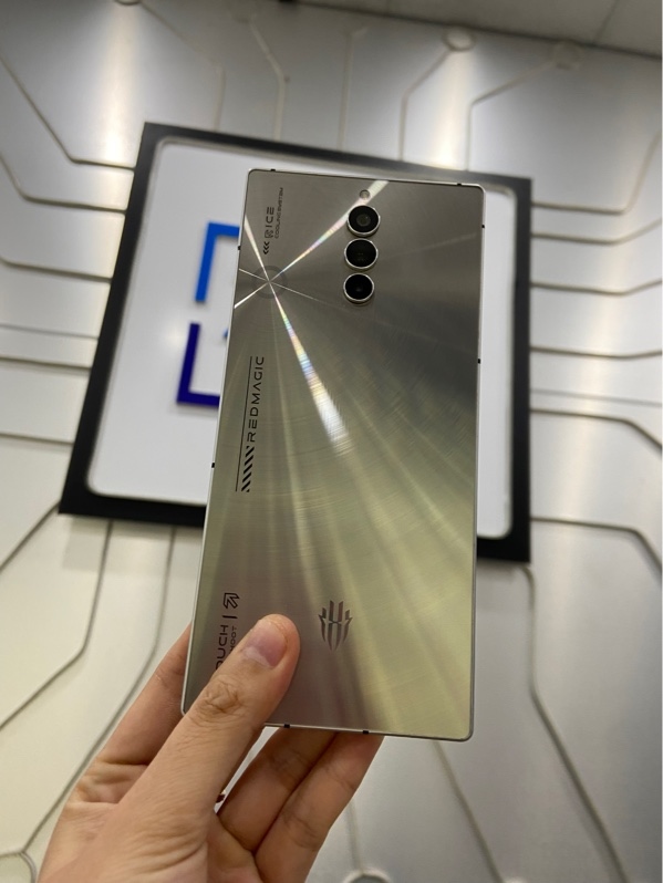 Điện thoại Nubia Redmagic 8 Pro - Snapdragon 8 Gen 2 - Ram 16/512 GB - Pin bình thường - Màu bạc - Ngoại hình: 98% - Body