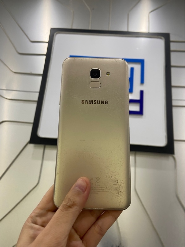 Điện thoại Samsung Galaxy J6 - Exynos 7870 - Ram 3/32GB - Màu kem - Ngoại hình: 97% - Ám viền, màn ám hồng nhẹ, tróc lưng , xước màn - Body - Không bảo hành