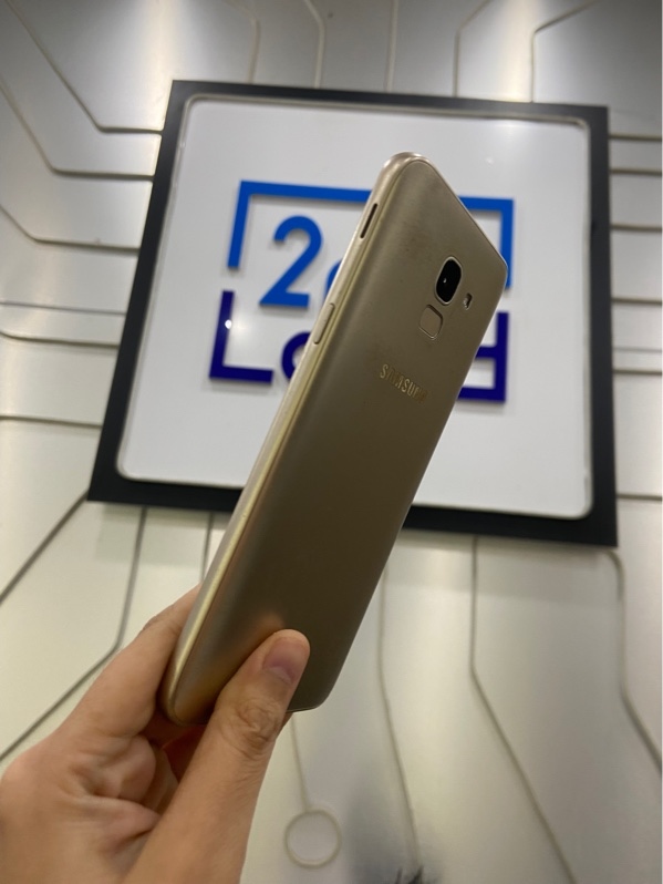 Điện thoại Samsung Galaxy J6 - Exynos 7870 - Ram 3/32GB - Màu kem - Ngoại hình: 97% - Ám viền, màn ám hồng nhẹ, tróc lưng , xước màn - Body - Không bảo hành