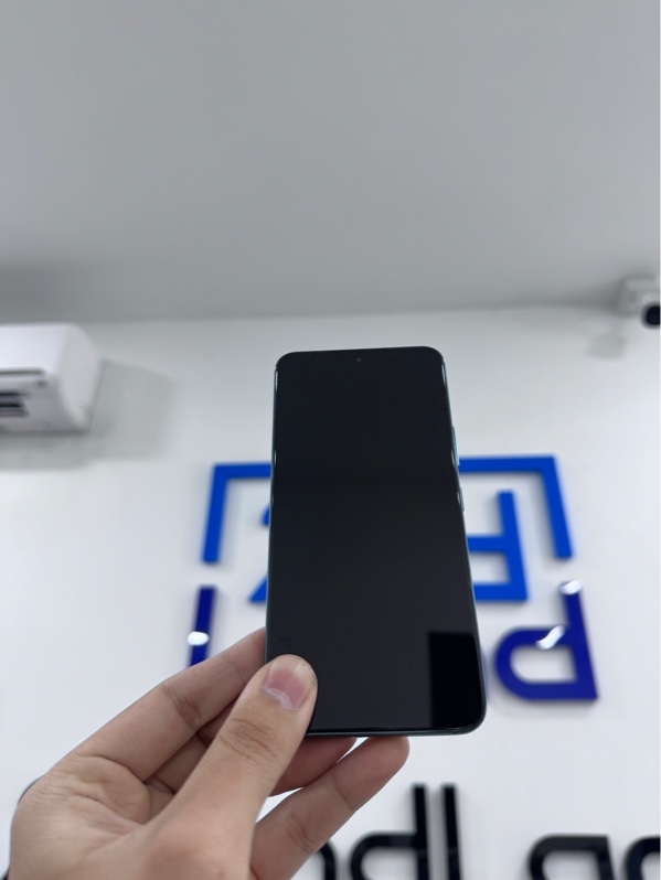 Điện thoại Samsung Galaxy S22 - Snapdragon 8 gen 1 - 8/128GB - Màu xanh - Ngoại hình 97% - Lưng hằn ốp, ssvn, màn trầy, hồng nhẹ - Body