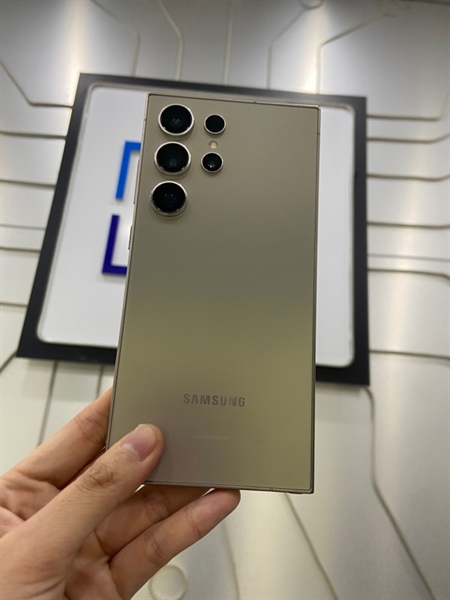 Điện thoại Samsung Galaxy S24 Ultra - Mã mỹ - Ram 12/256GB - Màu bạc - Ngoại hình: 97% - Tróc sơn viền, kính trầy xước - Body
