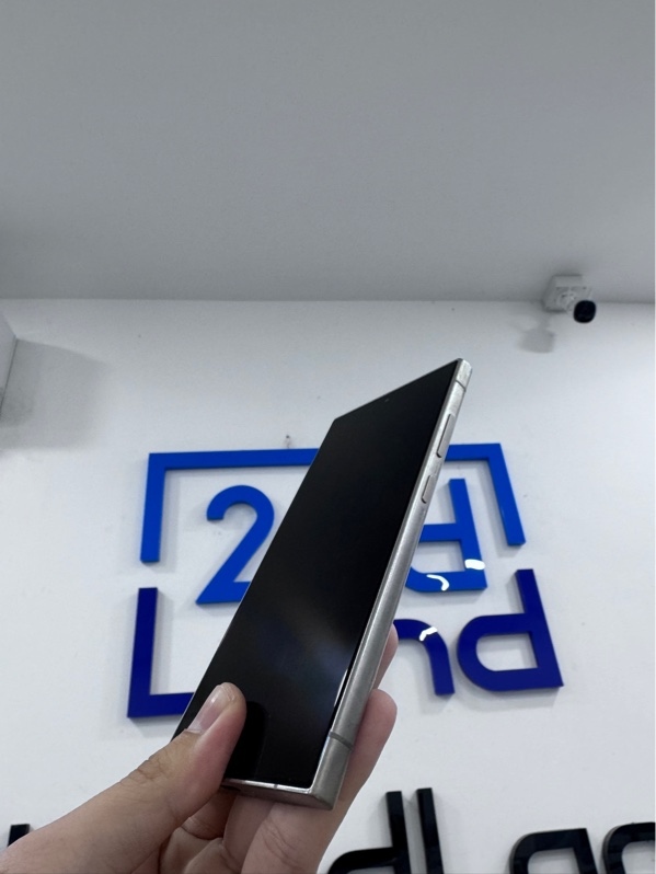Điện thoại Samsung Galaxy S24 Ultra - Snapdragon 8 gen 3 - 12/256GB - SSVN - Màu vàng - Ngoại hình 97% - Trầy xước - Kèm box