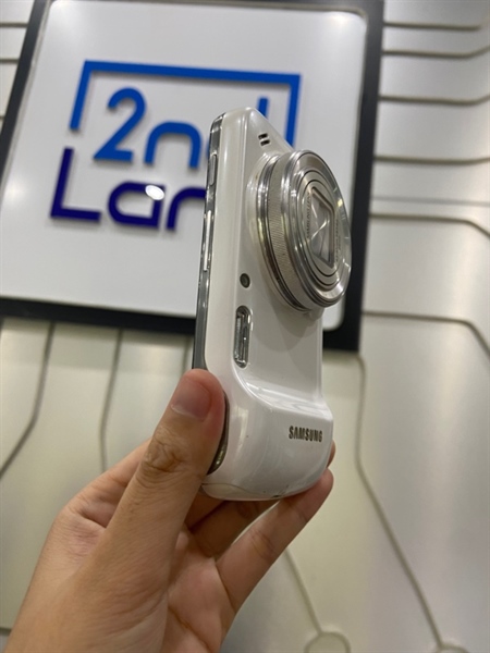 Điện thoại Samsung Galaxy S4 Zoom SM-C01 - Màu trắng - Ngoại hình: 97% - Pin phồng, không sim, cam x10 đốm nhiều, nắp thẻ nhớ rớt , có wifi nhưng xài yếu - Kèm Sạc + lens 2.4mm 4.3-4.3mm 1:3.1-6.3 - không bảo hành 2