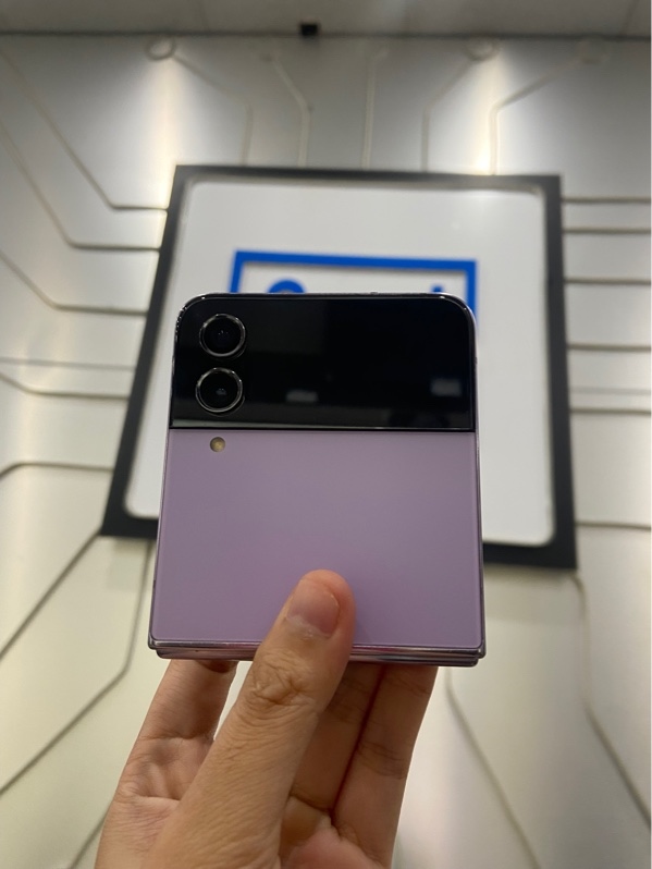 Điện thoại Samsung Galaxy Z Flip 4 - SM-F721B - Ram 8/128GB - Màu tím - Ngoại hình: 97% - Pin phồng hở nấp ,loa dưới hư , màn lưu ảnh , màn ám trong hồng vừa , trầy màn , viền nức - Body - không bảo hành
