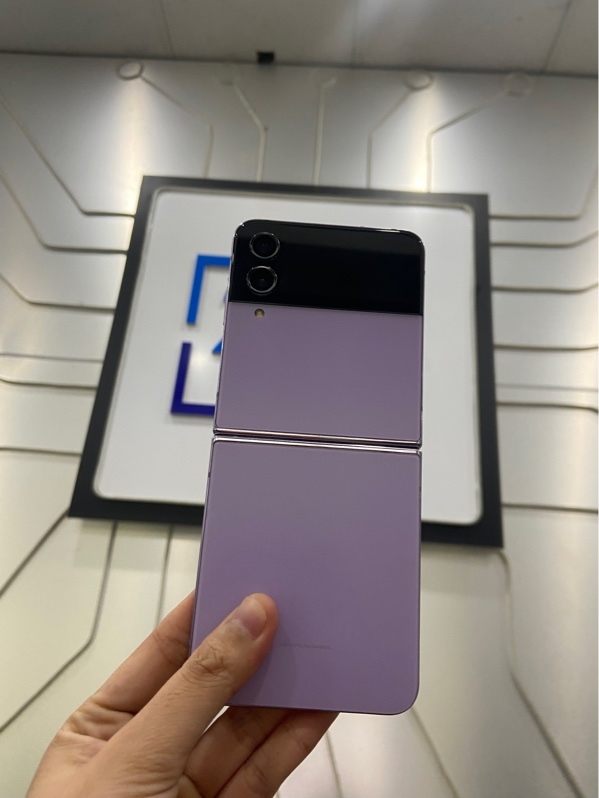 Điện thoại Samsung Galaxy Z Flip 4 - SM-F721B - Ram 8/128GB - Màu tím - Ngoại hình: 97% - Pin phồng hở nấp ,loa dưới hư , màn lưu ảnh , màn ám trong hồng vừa , trầy màn , viền nức - Body - không bảo hành