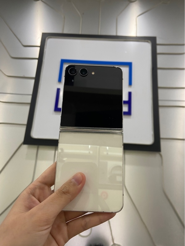 Điện thoại Samsung Galaxy Z Flip 5 - SM-F731B - Ram 8/512GB - Màu đen trắng - Ngoại hình: 97% - Body